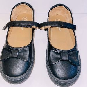 EUC- Cat & Jack Black shoe with bow detail